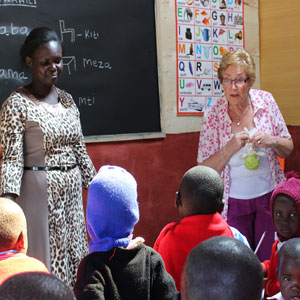 The-Kenyan-Child-Foundation-GalleryFeature-Picture18--volunteerinclassthumb